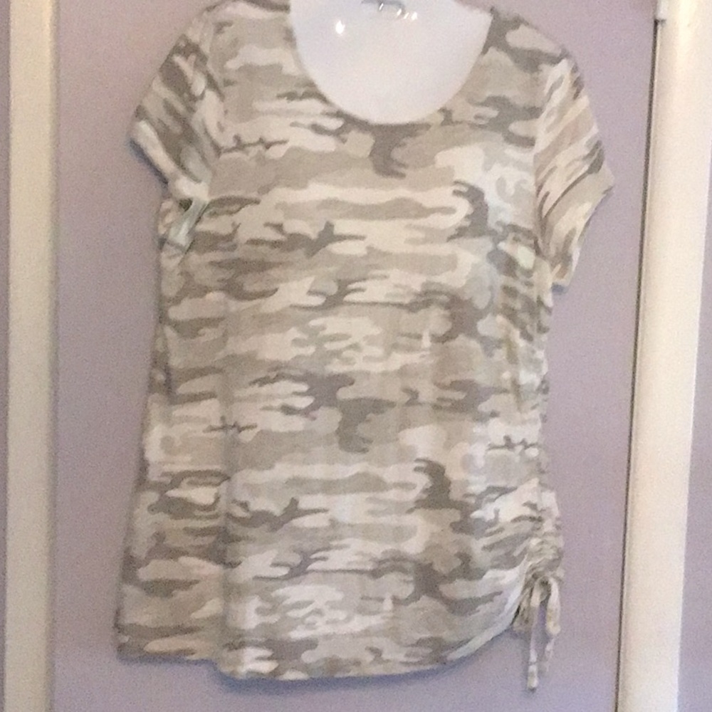 BELLE BY KIM GRAVEL TEE IN SZM MUTED CAMO PRINT EUC.